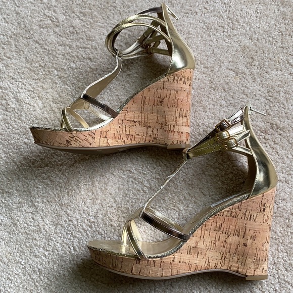 Steve Madden Metallic Gold Platform Wedge Sandal 9 - Picture 3 of 13